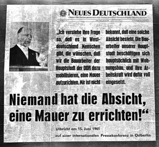 Ost-Berlin, 15. Juni 1961: Zwei Monate vor dem Mauerbau bekundet der DDR-Staatsratsvorsitzende Walter Ulbricht auf einer Pressekonferenz: "Niemand hat die Absicht, eine Mauer zu errichten!" Im Bild: das Zeitungsstatement als Plakat in West-Berlin, 1....