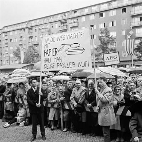 Am 16. August 1961 findet in West-Berlin eine Großkundgebung gegen den Mauerbau statt. Die Enttäuschung über das Verhalten der Westmächte ist groß.