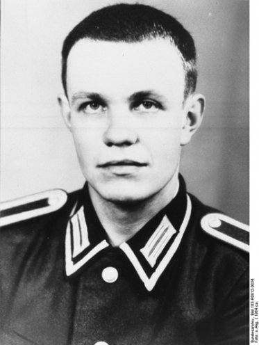 Porträt des Unteroffiziers Egon Schulz. Die originale Bildunterschrift der staatlichen DDR-Nachrichtenagentur ADN zu diesem Foto lautet: „An der Staatsgrenze zur BRD und Westberlin ermordet. Unteroffizier Egon Schultz, geb. 4.1.1943, ermordet 5.10.1964“....