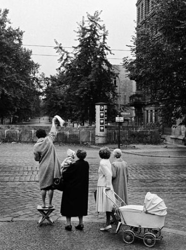 Westberliner winken in Berlin-Wedding (Bernauer Straße) ihren Familienangehörigen hinter der Mauer in Berlin-Ost zu. Das Foto entstand am 17. September 1961.
