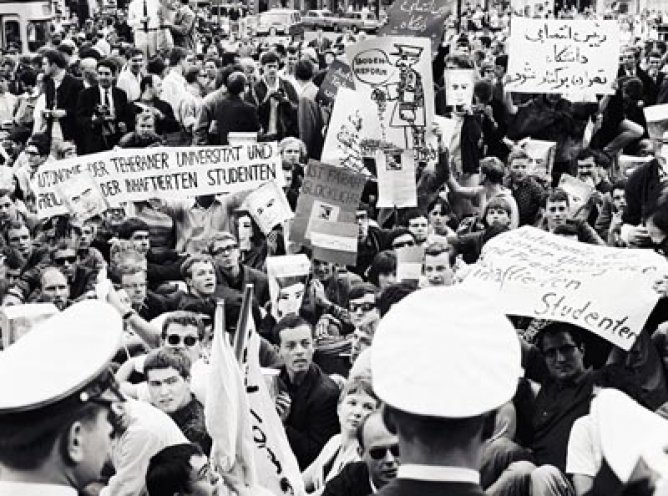 Kritischer Besuch: Der iranische Schah Reza Pahlevi hält sich vom 27. Mai bis 4. Juni 1967 zu einem Staatsbesuch in der Bundesrepublik auf. In dieser Zeit kommt es in vielen deutschen Städten, besonders in Berlin, zu heftigen Demonstrationen gegen sein...