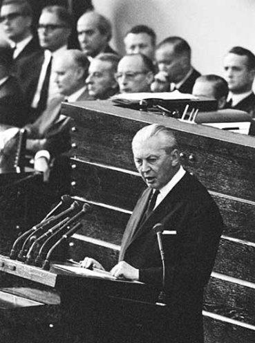 Bundeskanzler Kurt Georg Kiesinger bei der Debatte über die Notstandsgesetzgebung im Bundestag. Nach einer dritten Lesung können die Notstandsgesetze mit den Stimmen von CDU/CSU und einer Mehrheit der SPD verabschiedet werden. Diese sehen in Notstandszeiten...