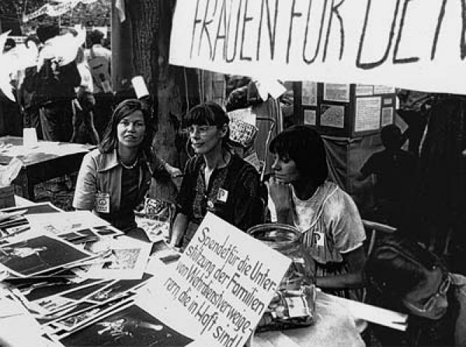 Friedenswerkstatt am 3. Juli 1983 in der Berliner Erlöserkirche: Hier sammeln die Frauen für den Frieden Geld zur Unterstützung der Angehörigen von inhaftierten Wehrdienstverweigerern (v.l.n.r.: Barbe Linke, Katja Havemann, Gisela Metz).