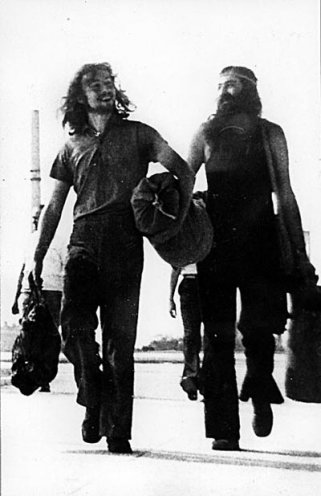 Auch in der DDR gibt es eine Aussteigerszene: Sie nennen sich Blueser, Tramper oder Kunden. Zu ihrem Outfit gehören lange Haare, üppige Bärte, Bluejeans, Parka und Jesuslatschen. Für die Staatssicherheit sind diese „Gammler“ einfach nur vorsätzliche...
