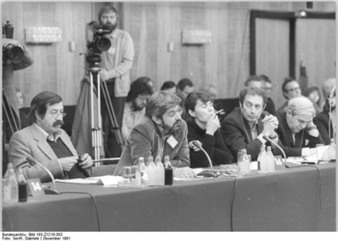 Jurek Becker (2.v.l.) auf der "Berliner Begegnung zur Friedensförderung" in Berlin 1981. Neben Jurek Becker nehmen Günter Grass (l.), Grigorij Baklanow (2.v.r.) und Daniil Granin (r.) am Gesprächsforum teil.