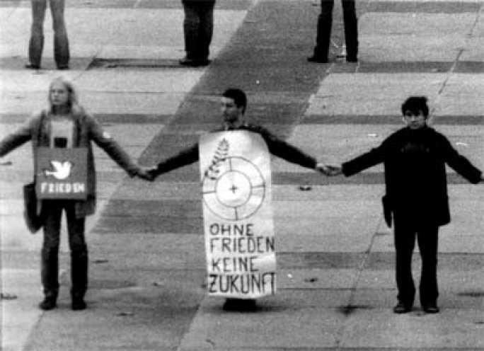 Eine Minute Schweigen für den Weltfrieden: Menschenkette auf dem Platz der Kosmonauten am 14. November 1982 in Jena.