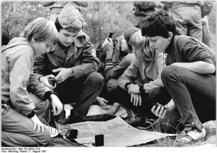 Unterstützt von von Offizieren der NVA findet am 1. August 1981 das IX. Pioniermanöver des Kreises Cottbus statt. Die Jugendlichen üben die Orientierung im Gelände mit Kompass und Karte.