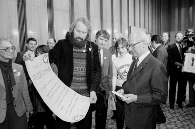 Am 31. Oktober 1983 empfängt Erich Honecker die unbequemen Bundestagsabgeordneten der Grünen Dirk Schneider, Otto Schily, Petra Kelly und Gert Bastian (v.l.n.r.). Sie überreichen Erich Honecker einen Persönlichen Friedensvertrag.