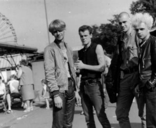 Punk-Quartett: Erki, Colonel, Waiti und Fatzo 1981 im Ostberliner Kulturpark Plänterwald. Der Kulti ist zentraler Treffpunkt für die gesamte Punkszene der DDR.