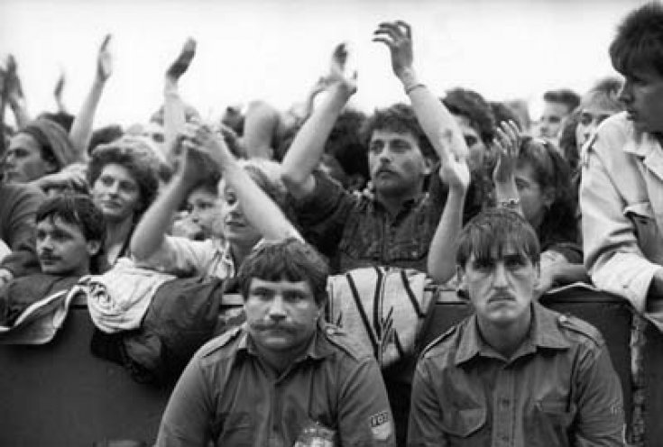Gedämpfte Euphorie: FDJ-Ordner beim Konzert von Bruce Springsteen am 19. Juli 1988 auf dem Gelände der Radrennbahn in Berlin-Weißensee. Foto: Harald Hauswald/Ostkreuz