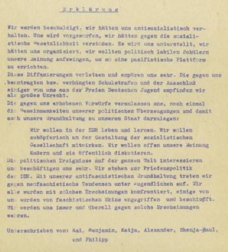 Erklärung jener Schüler der Carl-von-Ossietzky-Oberschule in Berlin-Pankow, die wegen ihrer Wandzeitungsbeiträge zu Streiks in Polen und den jährlich stattfindenden Militärparaden in der DDR bestraft wurden (1988).
