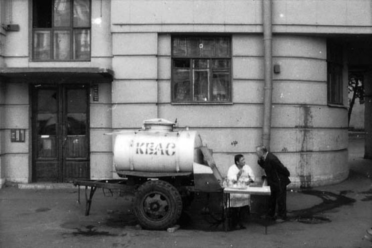 Für einen DDR-Magen ein etwas gewöhnungsbedürftiges Getränk. Kwas (eine Art Brottrunk) ist ein kohlesäurehaltiges Erfrischungsgetränk, das aus kleinen Tanks am Straßenrand verkauft wird.