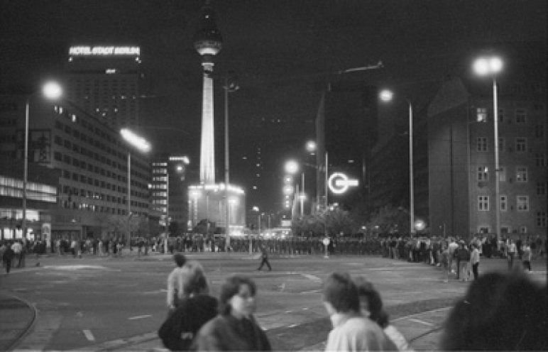 Sperrkette der Volkspolizei an der Hans Beimler Straße.