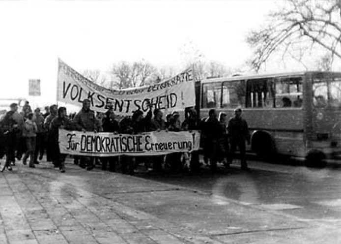Am 11. November 1989 demonstrieren die Bürger von Fürstenwalde „Für demokratische Erneuerung“ und „Volksentscheid“.