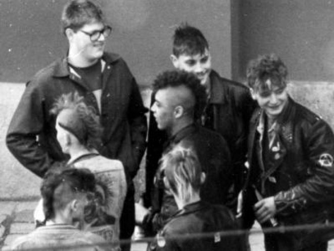 Im Visier der Stasi: Eine Gruppe Jugendlicher bei der Demo am 7. Oktober 1989 in Plauen.