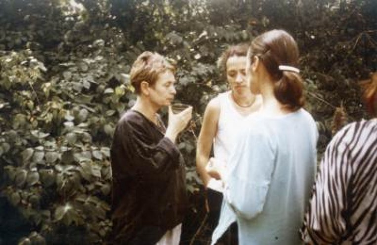 Gründungstreffen des Neuen Forums am 9. und 10. September 1989 in Grünheide im Haus von Katja Havemann. V.l.n.r.: Bärbel Bohley, Jutta Seidel, Katja Havemann. Foto: Hanno Schmidt;