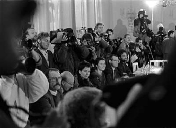 Am 7. Dezember wird unter Vorsitz der Kirchenvertreter Martin Ziegler, Karl-Heinz Ducke und Martin Lange der Zentrale Runde Tisch in Ost-Berlin eröffnet.  Er arbeitet bis zum 12. März 1990. Nach seiner Gründung gibt es auch regionale und thematische...