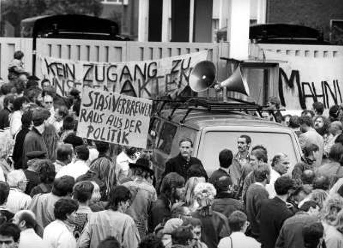 Stasi-Verbrecher raus aus der Politik: Am 4. September 1990 besetzen 23 Bürgerrechtler das Aktenarchiv der früheren MfS-Zentrale in Ost-Berlin und treten in einen unbefristeten Hungerstreik. Sie fordern, dass das Stasi-Unterlagen-Gesetz Gegenstand des...