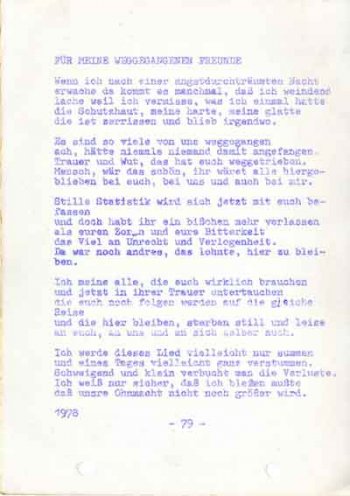 Das Lied „Für meine weggegangenen Freunde“ schreibt Bettina Wegner 1978. Nach der Biermann Ausbürgerung und den darauf folgenden Repressalien gegen Protestierende verlassen viele Intellektuelle das Land Richtung Bundesrepublik.