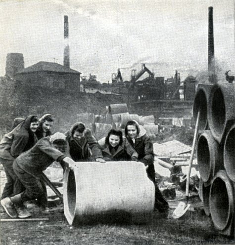 „Max braucht Wasser“: In den Jahren 1948/49 startet die SED eine von der FDJ organisierte Jugendkampagne. Um den Bau einer Wasserleitung von der Saale zur Versorgung des Stahlwerks Unterwellenborn voranzutreiben, sollen Jugendliche kräftig mit anpacken....