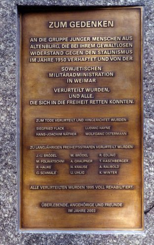 Zum Gedenken an die Zivilcourage: Tafel für die Altenburger Oberschüler, 2003 in ihrer Heimatstadt eingeweiht. Quelle: Robert-Havemann-Gesellschaft / RHG_Fo_HAB_20056_a