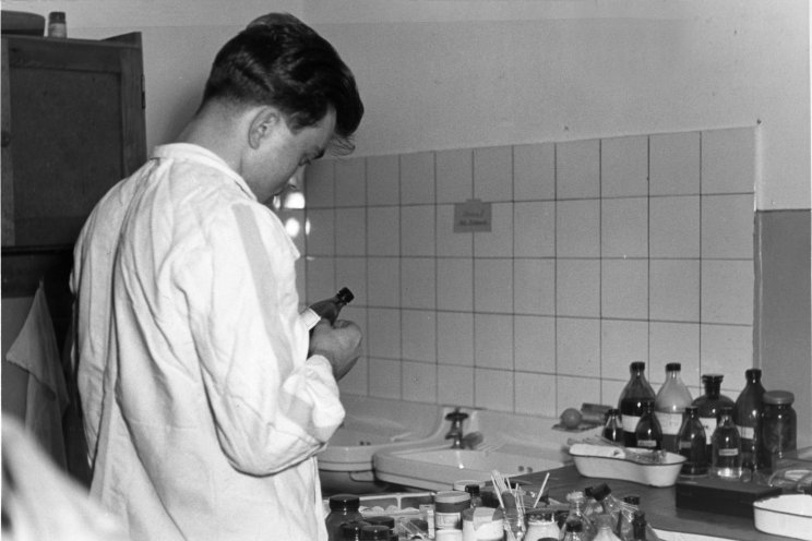 Diese Aufnahme zeigt Hermann Joseph Flade bei seiner Arbeit in der Krankenstation des Zuchthauses Waldheim (circa 1958). Quelle: BStU, MfS, Ast Leipzig, AIM 642/60 Teil I, Bd. 1, S. 13