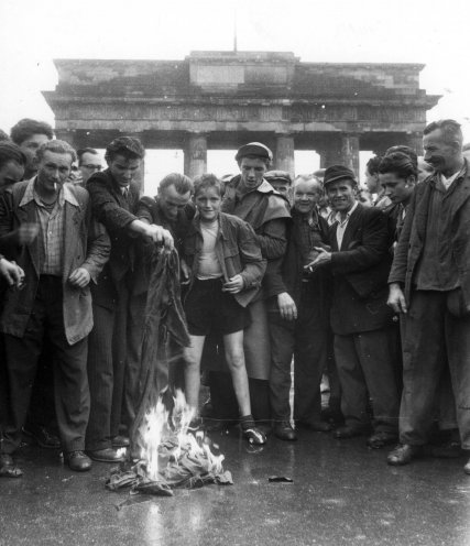 Demonstranten verbrennen die Rote Fahne. Quelle: AdsD der Friedrich-Ebert-Stiftung