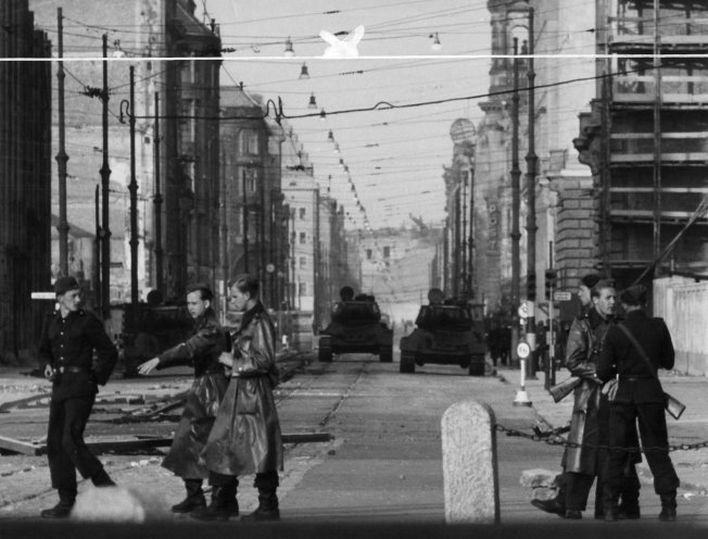 Sowjetische Panzer sind am Potsdamer Platz aufgefahren. Quelle: AdsD der Friedrich-Ebert-Stiftung