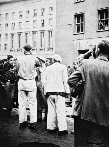 Arbeiter diskutieren mit einem russischen Soldaten vor dem Haus der Ministerien in der Leipziger Straße. Quelle: REGIERUNGonline/Perlia-Archiv