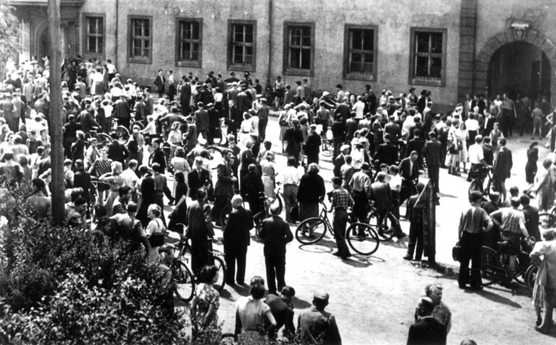 Den Magdeburgern reichts: Im Laufe des Vormittags wächst die Zahl der Demonstranten auf etwa 50.000 an. Verschiedene Demonstrationszüge vereinigen sich zunächst im Zentrum der Stadt. Eine einheitliche Führung fehlt, und so verteilen sich die Demonstranten...