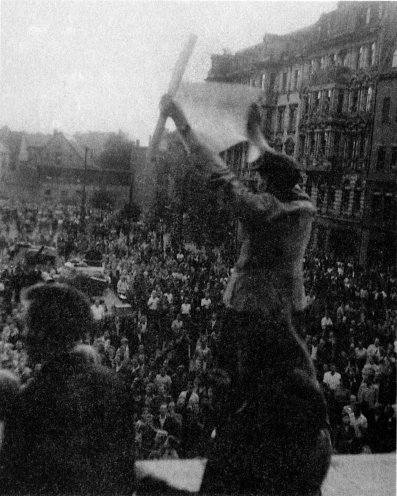 Etwa 60.000 Menschen versammeln sich am Abend des 17. Juni 1953 zu einer Kundgebung auf dem Hallmarkt im Zentrum der Stadt. Quelle: Verein Zeitgeschichte(n) e. V. Halle