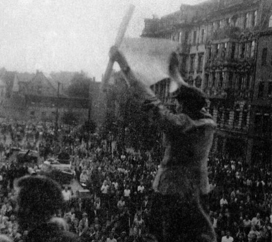 Etwa 60.000 Menschen versammeln sich am Abend des 17. Juni 1953 zu einer Kundgebung auf dem Hallmarkt im Zentrum der Stadt. Quelle: Verein Zeitgeschichte(n) e. V. Halle