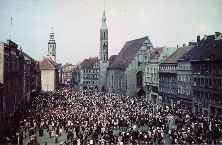 Heute ist die ganze Stadt auf den Beinen: Die Kunde vom Arbeiteraufstand in Berlin breitet sich wie ein Lauffeuer in Görlitz aus. Im Lokomotiv- und Waggonbau Görlitz, dem größten Betrieb der Stadt, beginnt der Streik mit der Frühschicht; andere Betriebe...