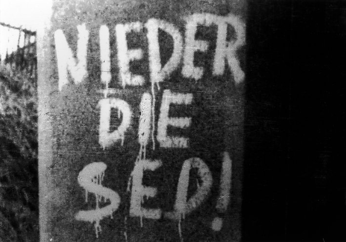 Politische Forderungen des Eisenberger Kreises: Hier hat das MfS die Losung „Nieder die SED!“ an einer Häuserwand an der Bahnlinie zwischen Eisenberg und Gera dokumentiert. Quelle: Ast Gera AU 33/58