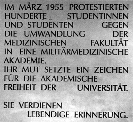 Die Gedenktafel am Treppenaufgang des Hörsaalgebäudes der Ernst-Moritz-Arndt-Universität Greifswald. Sie wird am 24. Mai 2000, 45 Jahre nach den studentischen Protesten, enthüllt. Foto: Christoph Ochs; Quelle: Robert-Havemann-Gesellschaft