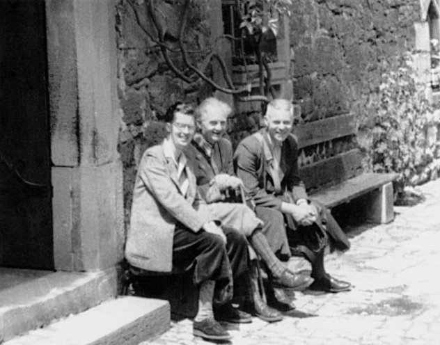 Die Lehrer Wolfgang Fricke (Mathematik), Paul Holz (Deutsch) und Gustav Kassner (Klassenlehrer) auf einer Klassenfahrt 1956. Nur sieben Lehrer und zwei Aushilfslehrer unterrichteten 1956 an der Kurt-Scheffel-Oberschule in Storkow. „Die einen kamen vom...