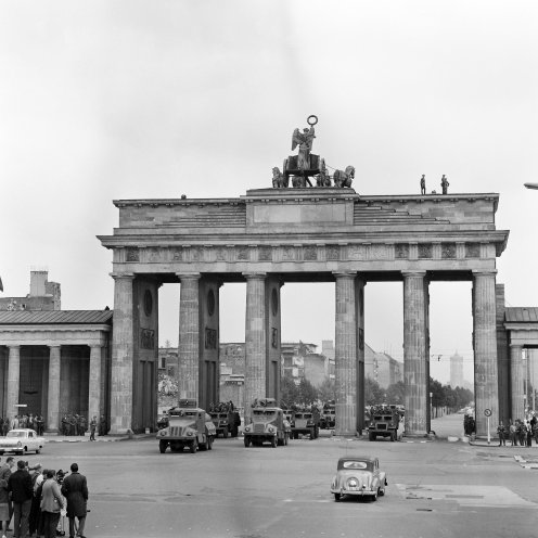 Am 13. August 1961 riegeln Einheiten der Volkspolizei der DDR die Grenze zwischen dem Ostsektor und den drei Westsektoren am Brandenburger Tor ab. Quelle: REGIERUNGonline/Siegmann