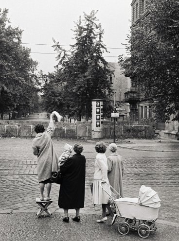 Westberliner winken in Berlin-Wedding, Bernauer Straße, ihren Familienangehörigen hinter der Mauer in Berlin-Ost zu. Das Foto entstand am 17. September 1961. Quelle: REGIERUNGonline/Siegmann