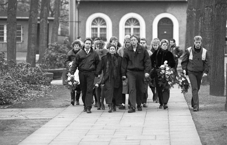 In der Nacht zum 6. Februar 1989 stirbt der 21-jährige Chris Gueffroy durch Schüsse von DDR-Grenzposten bei einem Fluchtversuch an der Berliner Mauer. Ein Großaufgebot von Kräften des Ministeriums für Staatssicherheit und der Volkspolizei schirmt...