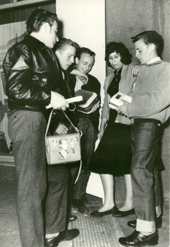 Jugendliche mit Kofferradio und James-Dean-Tasche in den 1950er Jahren. Quelle: DHM