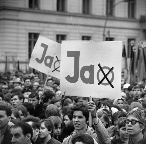 Am 6. April 1968 findet der Volksentscheid zur neuen Verfassung der DDR statt. Angeblich stimmen 94,5 Prozent der Bürger der neuen Verfassung zu. Die Qualität des Volksentscheids unterscheidet sich kaum von den üblichen Praktiken bei Wahlen in der...