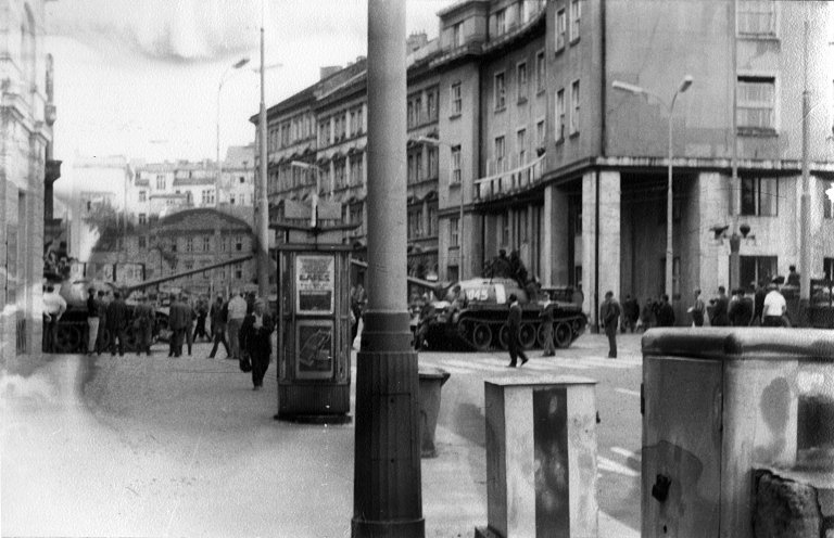 Zwei Jugendliche aus der DDR wollen sich den Prager Frühling aus der Nähe anschauen und geraten in den Strudel der Ereignisse. Sie fotografieren den Einmarsch der Warschauer-Pakt- Truppen in Prag. Quelle: Robert-Havemann-Gesellschaft / RHG_Fo_HAB_20320