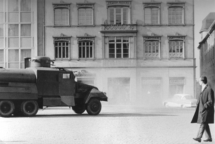Am Ende der Beatdemo werden 267 Jugendliche zwischen 15 und 25 Jahren abgeführt. 97 von ihnen werden zur Zwangsarbeit in die Tagebaue von Kitscher und Regis-Breitingen zur sogenannten Umerziehung gesteckt – ohne Gerichtsurteil und bis zu sechs Wochen....