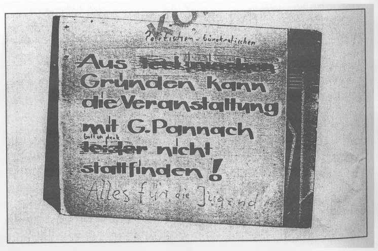 Schon 1974 bekommt Gerulf Pannach Auftrittsverbot. Seine bereits angekündigten Konzerte werden wegen angeblich technischer Probleme abgesagt. Die handschriftlichen Kommentare des angereisten Publikums zeigen, dass solche Begründungen niemand glaubt....