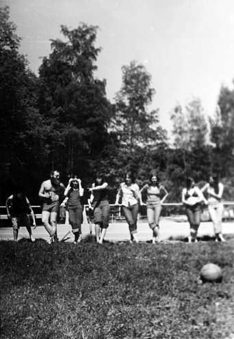 Anfang der 1970er Jahre organisieren die Kunden ein Fußballturnier in Dresden. Quelle: Bundesarchiv / Stasi-Unterlagen-Archiv