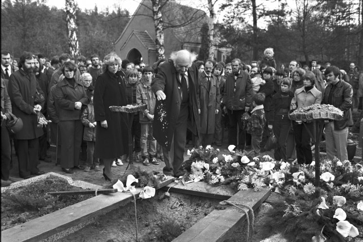 Am 9. April 1982 stirbt der DDR Regimekritiker Robert Havemann in Grünheide. Zu seiner Beerdigung kamen rund 250 Trauergäste, die im Rahmen der permanenten Überwachung von der Staatssicherheit akriebisch  fotografisch festgehalten wurden.  Der Schriftsteller...