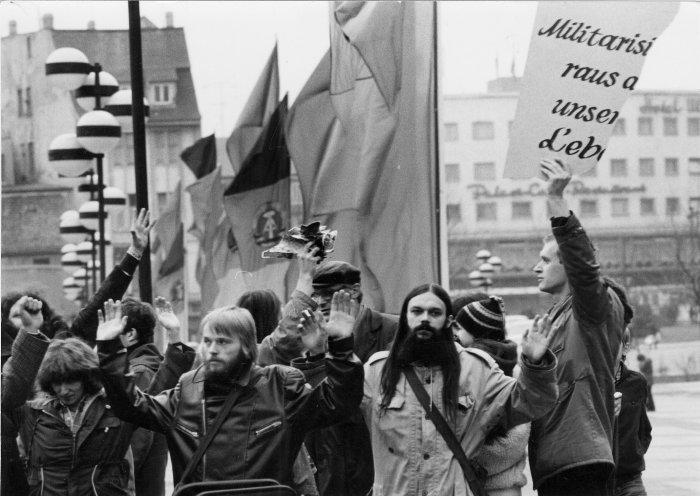 Die Mitglieder der Friedensgemeinschaft Jena auf der Demonstration am 18. März 1983. Die Stasi hat ihre Transparente zerrissen. Quelle: Robert-Havemann-Gesellschaft/Bernd Albrecht/RHG_Fo_HAB_11510