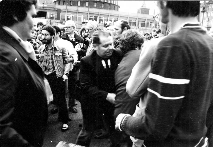 Die Friedensgemeinschaft Jena auf der Demonstration am 19. Mai 1983 in Jena. Die Stasi versucht, Roland Jahn das Transparent zu entreißen. Quelle: Robert-Havemann-Gesellschaft/Bernd Albrecht