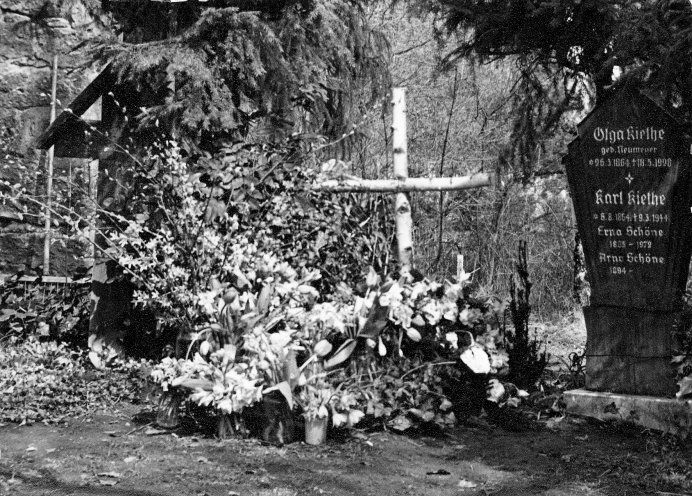 Da am ersten Todestag von Matthias Domaschk noch immer kein Grabstein auf den hier Beigesetzten verweist, stellen seine Freunde ein schlichtes Holzkreuz auf. Quelle: Robert-Havemann-Gesellschaft/Manfred Hildebrandt/RHG_Fo_HAB_11896