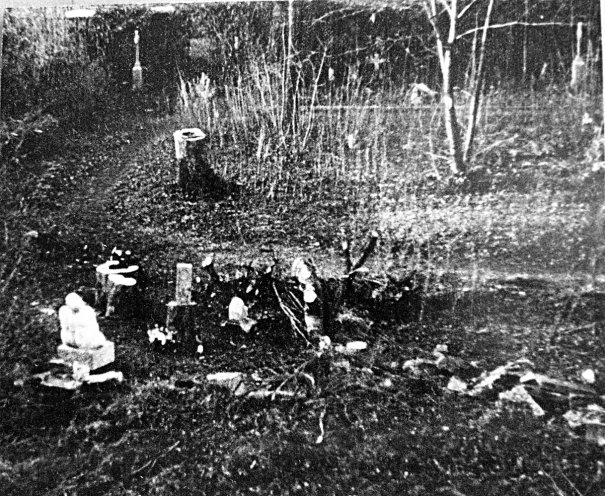 Noch steht sie; die Plastik von Michael Blumhagen auf dem Johannisfriedhof in Jena. Das Foto macht Roland Jahn am 13. April 1982 gegen 18 Uhr, kurz bevor die Stasi die Plastik heimlich abtransportieren lassen will. Roland Jahn versteckt sich auf dem Nachbargrundstück...